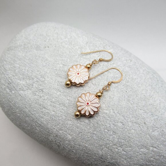 Enamel Daisy flower earrings - Picture 4 of 7